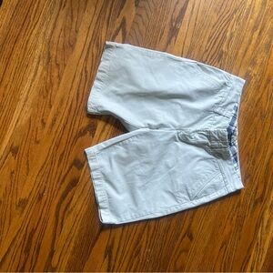 Tommy Hilfiger women’s khaki Flat Front Shorts size 4 with 10 inch seam.
